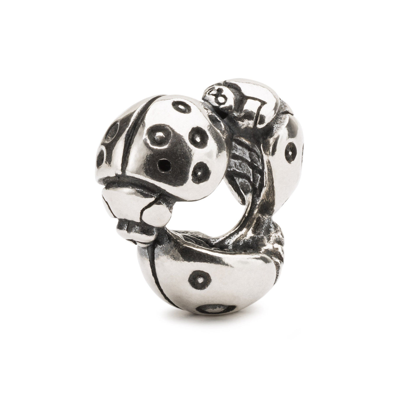  Three Ladybugs form a silver jewellery bead.
